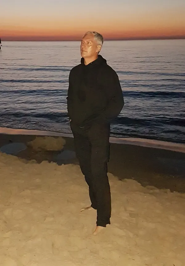 André am Strand bei Sonnenuntergang